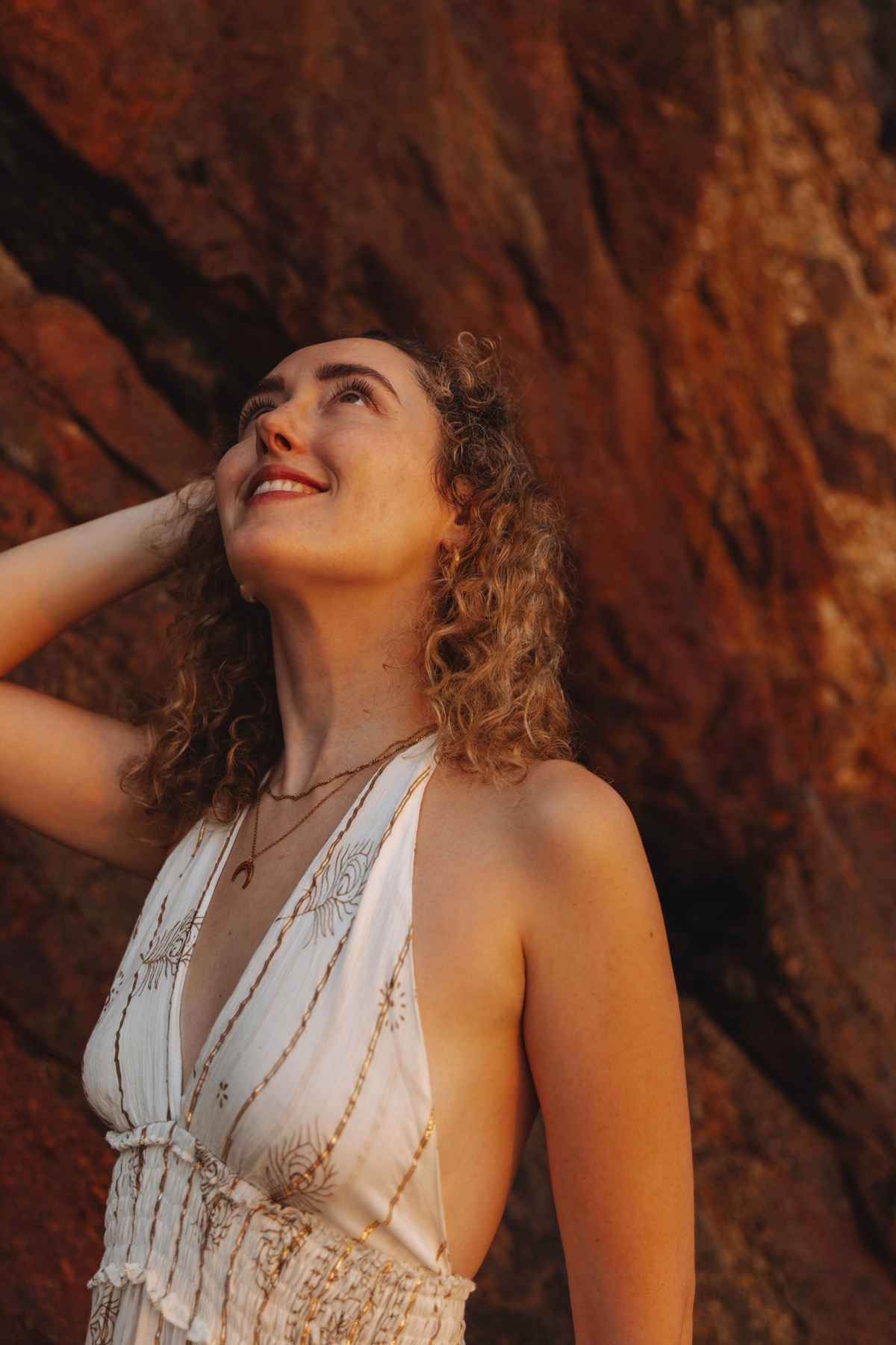 Camilla in warmem Licht am Strand