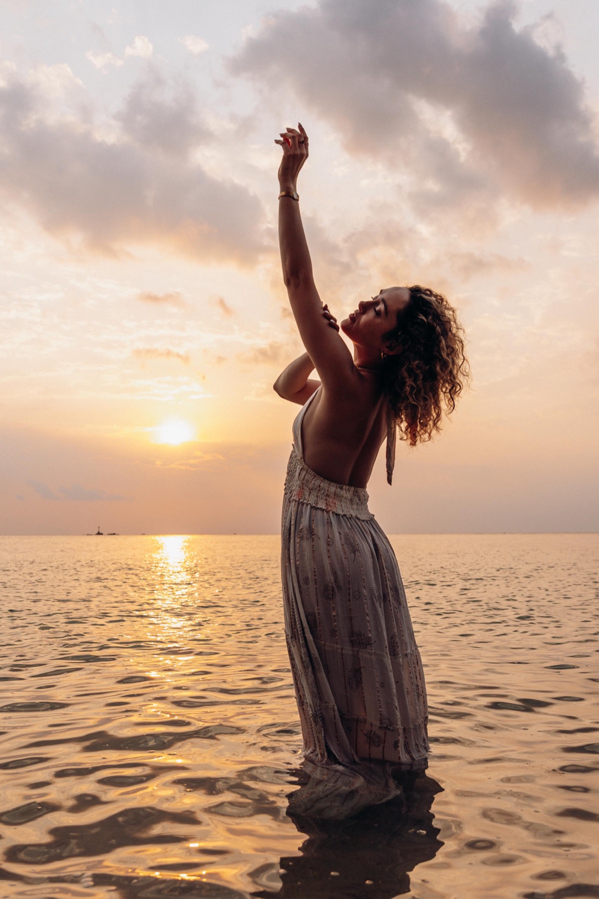 Camilla im Wasser bei Sonnenuntergang